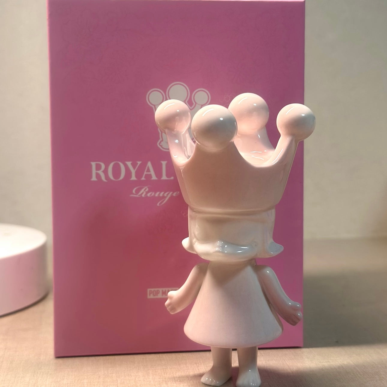 Mega Royal Molly 100% Rouge China Figure